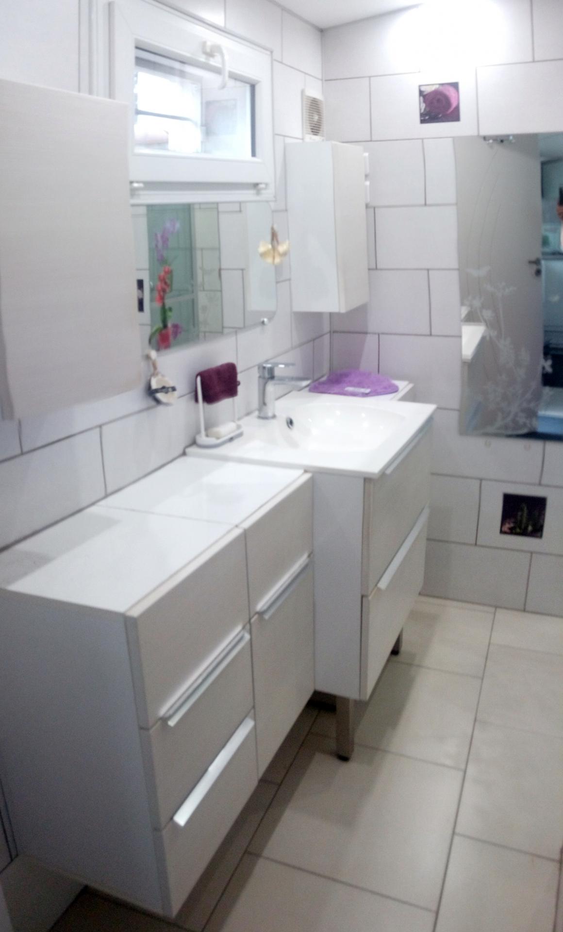 Salle de bains 3,90 m2 avec douche italienne 115 x 98, fenêtre, chauffage.
