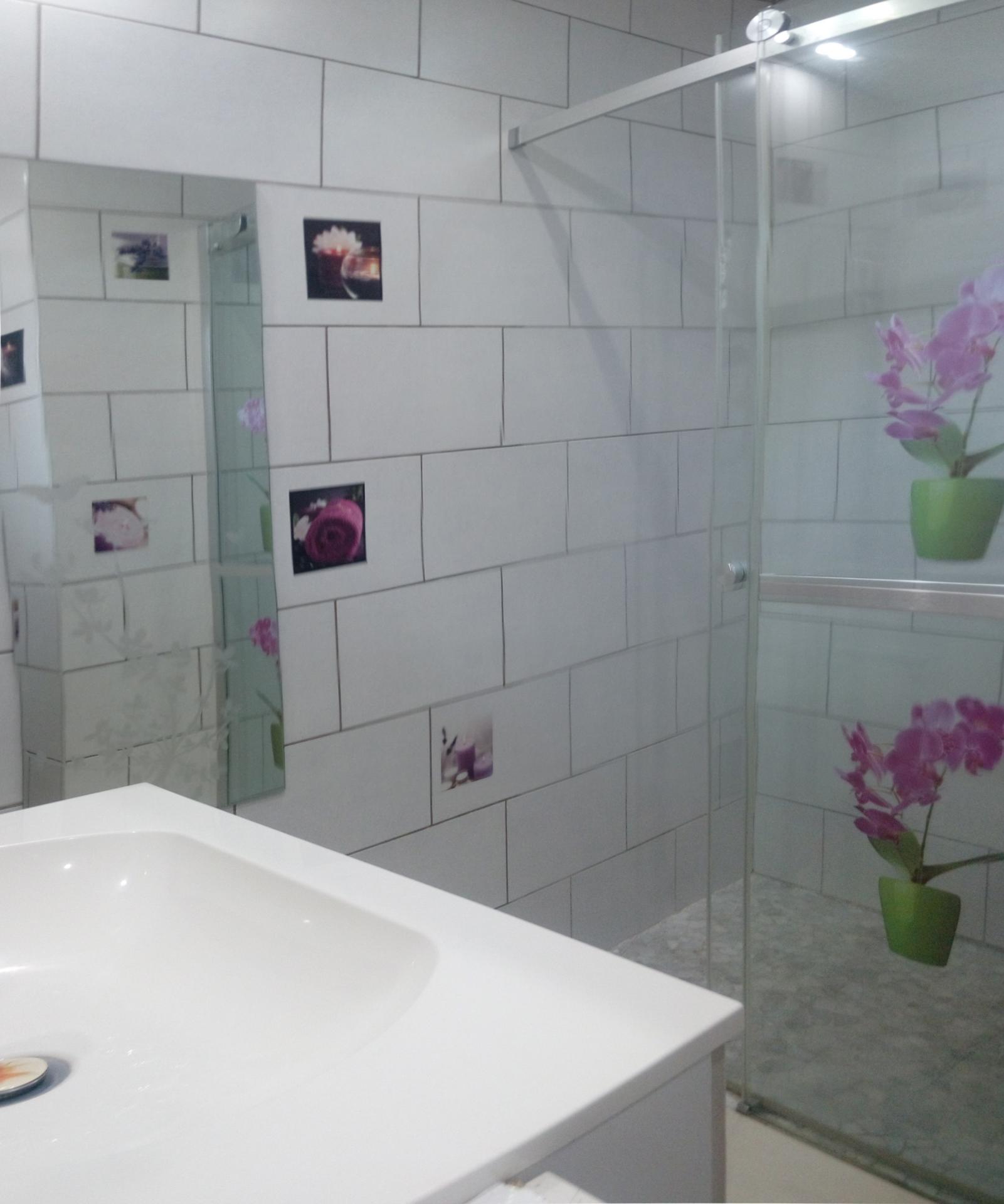 Salle de bains 3,90 m2 avec douche italienne 115 x 98, fenêtre, chauffage.